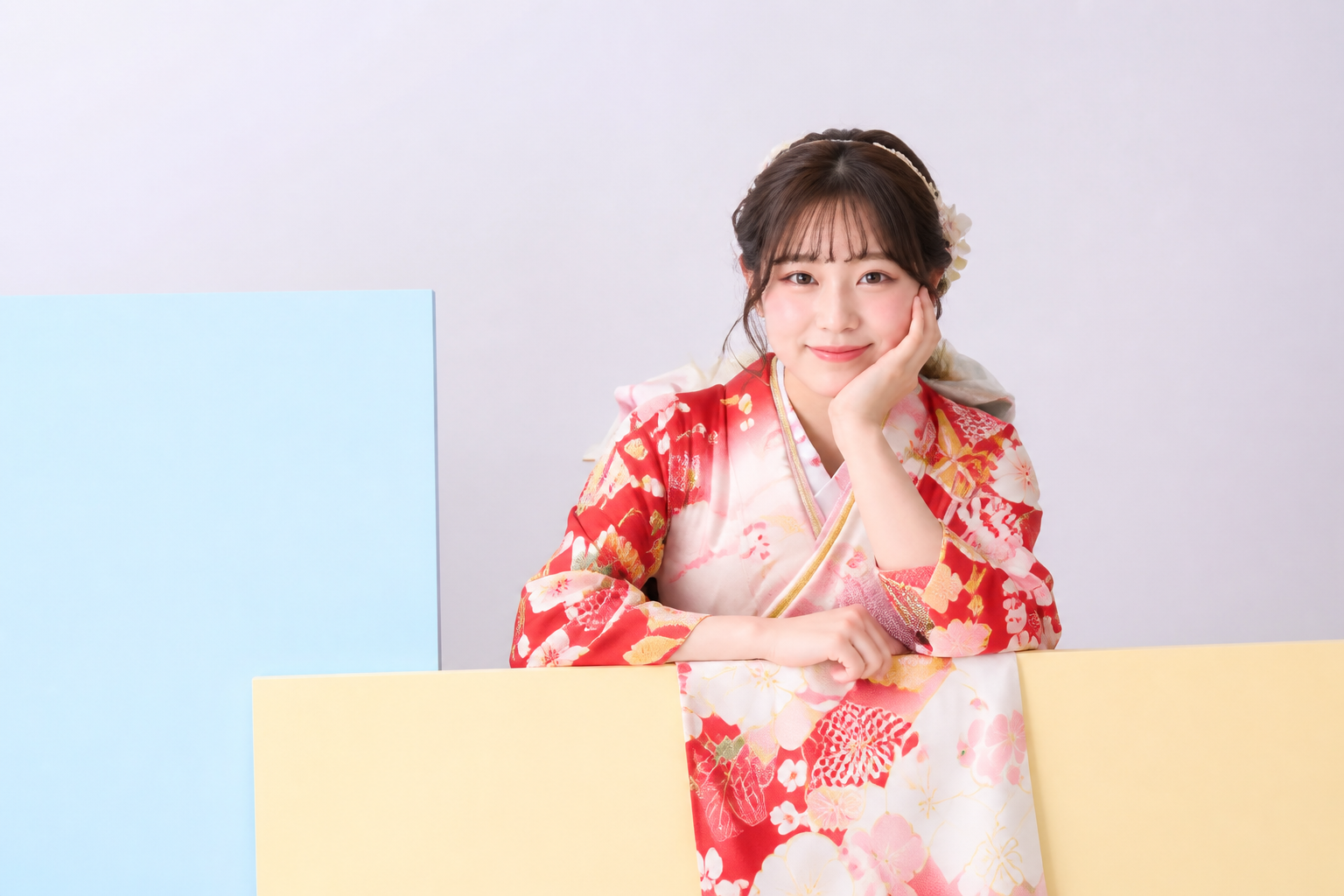 パステルカラーのパネルと赤い振袖の前撮り